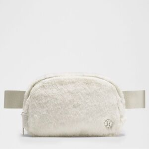 NEW LULULEMON EVERYWHERE BELT BAG
PLUSH FLEECE